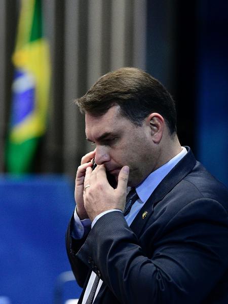 Defesa de Flávio Bolsonaro afirma que decisão de Moraes sobre visitas ao pai desrespeita a Constituição